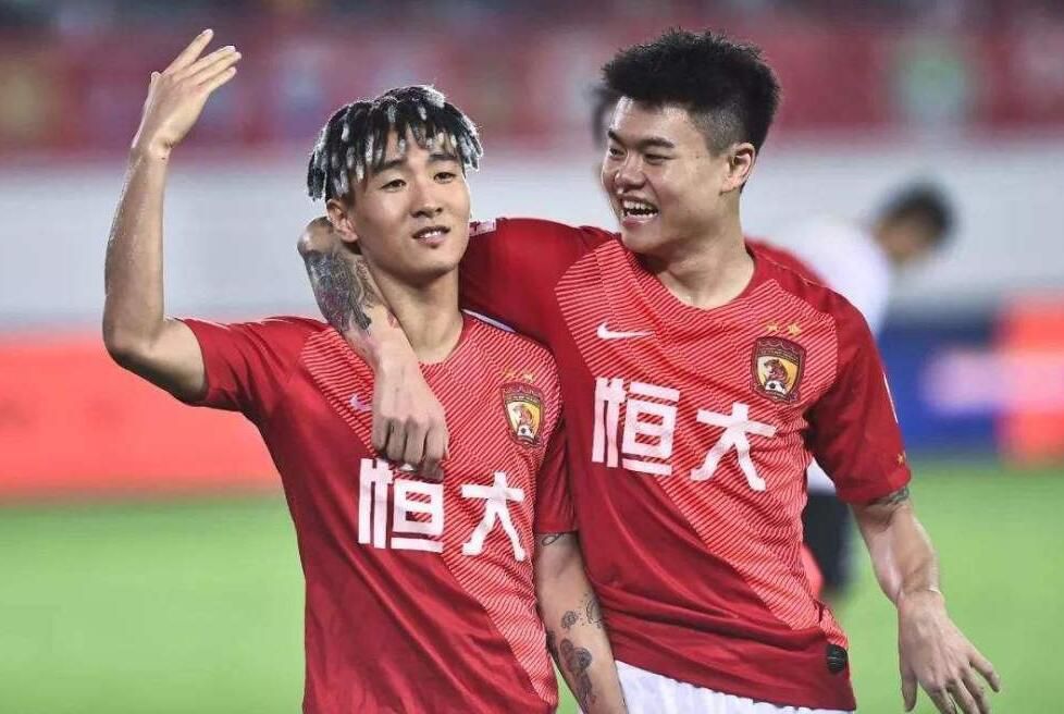 他睡外面那个，她睡里面那个。